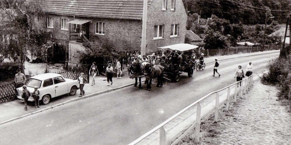 Historie Grillenberg - Pferdekutschen und Trabant auf den Straßen